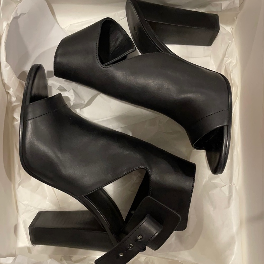 Vince Addie Sandal in black leather